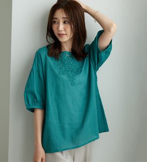 BELLUNA（ベルーナ）の「華やかモチーフレースデザインブラウス（ブラウス）」｜エメラルドグリーン