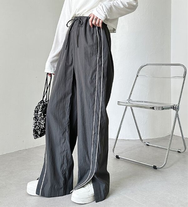 GeeRA（ジーラ）の「裾スリットサイドラインナイロン混パンツ（ワイドパンツ・ガウチョ）」｜チャコールグレー