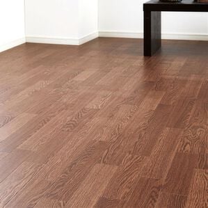 iellio（イエリオ）の「多機能クッションフロアシート＜簡単ロール式・フローリング調・防水・はっ水・日本製・抗菌・防カビ・防炎＞（カーペット）」｜ダークオーク