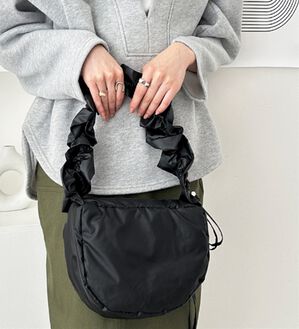 GeeRA（ジーラ）の「ギャザーハンドルバッグ（ハンドバッグ）」｜ブラック