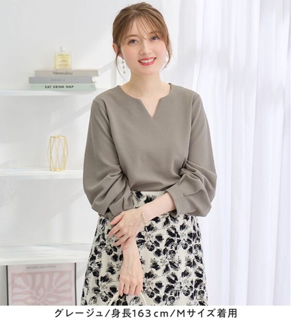 alotta（アロッタ）の「【シワになりにくい】エンボス裏起毛キーネックゆるトップス（カットソー）」｜詳細画像