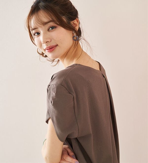 BELLUNA（ベルーナ）の「華奢見せ！後ろ美人デザインプルオーバー（カットソー）」｜詳細画像