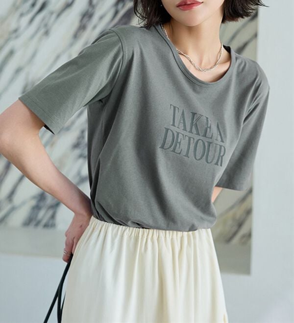 BELLUNA（ベルーナ）の「綿１００％プリントＴシャツ（Tシャツ）」｜チャコール(ロゴ)