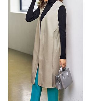 VINNO（ヴィノ）の「カットメルトンロングジレ（ジレ）」｜グレージュ