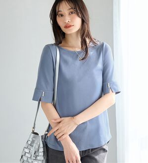 alotta（アロッタ）の「【選べる袖丈】柔らか綿混素材パール調ボタンＴシャツ（カットソー）」｜ダスティブルー　半袖