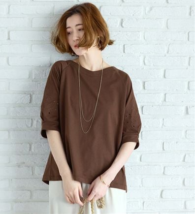 BELLUNA（ベルーナ）の「袖刺しゅうデザインＶネックプルオーバー（カットソー）」