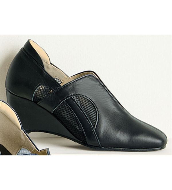 BELLUNA（ベルーナ）の「４Ｅ牛革エレガントラインシューズ（パンプス）」｜ブラック