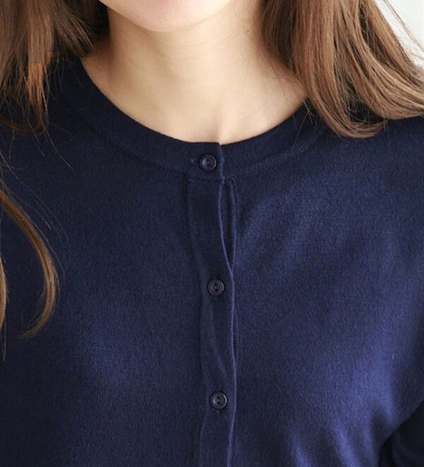 Pierrot（ピエロ）の「【洗濯機で洗える】丈・ネックが選べるシルクタッチニットカーディガン（ニットカーディガン）」｜詳細画像