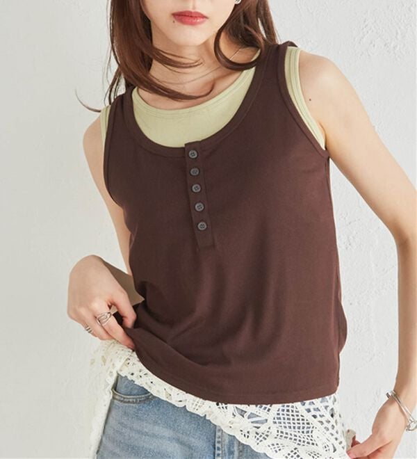 RANAN（ラナン）の「カップ付きレイヤードヘンリーネックタンクトップ（カットソー）」｜ブラウン系