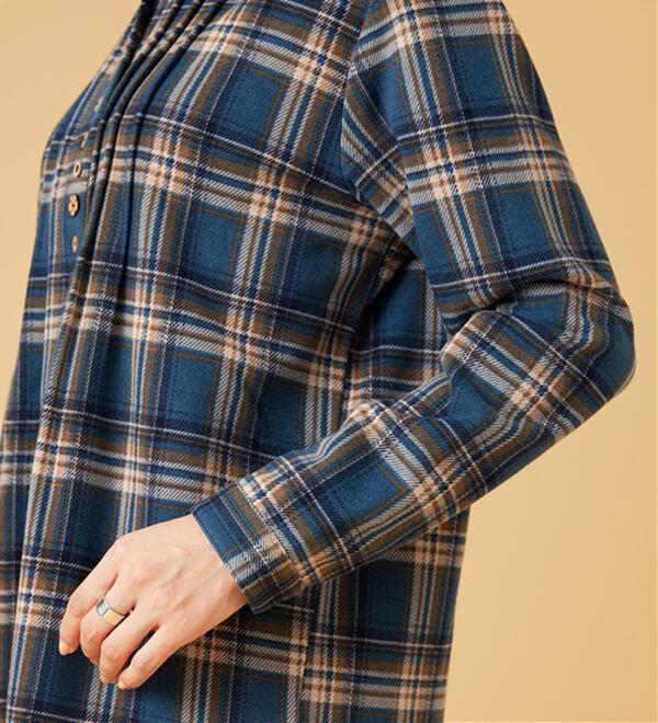 BELLUNA（ベルーナ）の「【ふわふわ裏ファー】パチパチしにくい裏ファーオーバーブラウス（ブラウス）」｜詳細画像