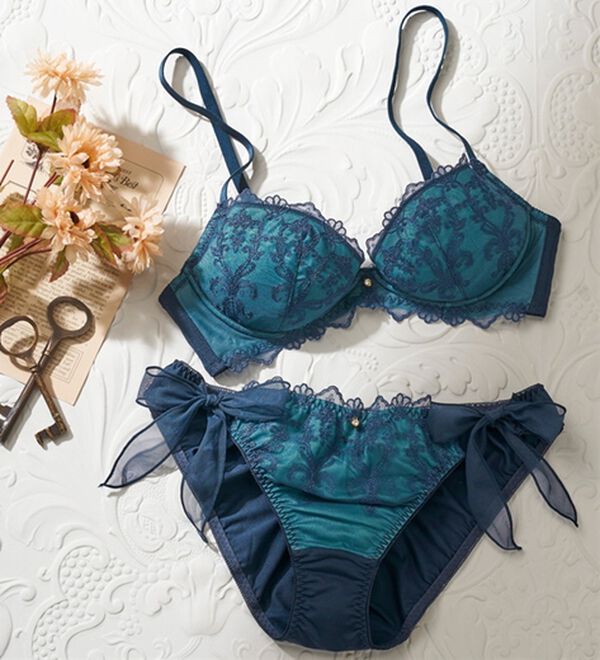 YU'NOW（ユナウ）の「ぷるるん谷間のノンワイヤーブラ＆ショーツ（ブラジャー＆ショーツセット）」｜ネイビー系