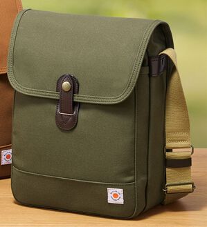 「＜富士金梅（Ｒ）＞８号帆布使用Ａ４対応ショルダー（メンズショルダーバッグ）」｜カーキ