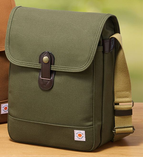 「＜富士金梅（Ｒ）＞８号帆布使用Ａ４対応ショルダー（メンズショルダーバッグ）」｜カーキ