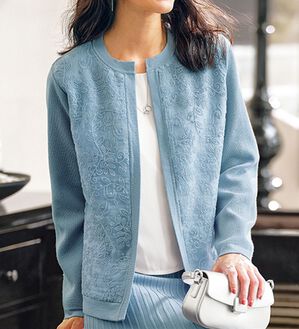 BELLUNA（ベルーナ）の「刺しゅうレース使いニットジャケット（ニットカーディガン）」｜サックス