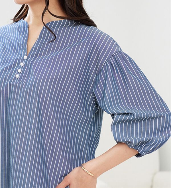 「ラメストライプ素材パール使いブラウス（ブラウス）」｜詳細画像