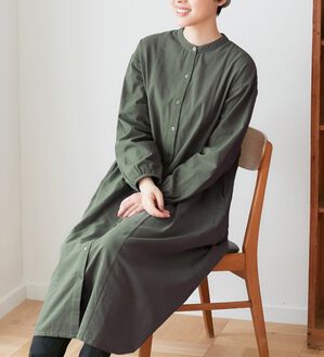 Viola e Viola（ヴィオラ エ ヴィオラ）の「綿１００％タック切替ワンピース（シャツワンピース）」｜グリーン