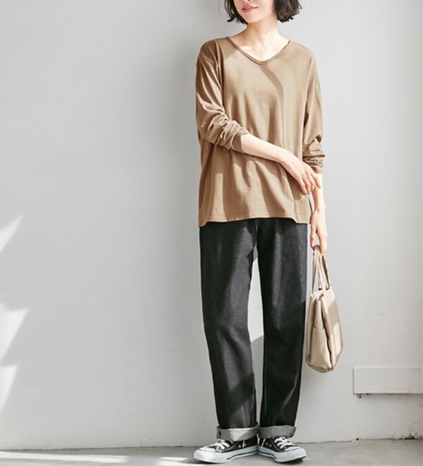 Viola e Viola（ヴィオラ エ ヴィオラ）の「選べる衿綿100％プルオーバー(Ｖネック/クルーネック)（カットソー）」｜モカ