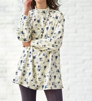 【 人気の花柄 】 レオナール　長袖シャツ　チュニック　総柄　ロゴボタン 衿ボタンが可愛い花柄ハイネックチュニック - ベルーナ【公式】