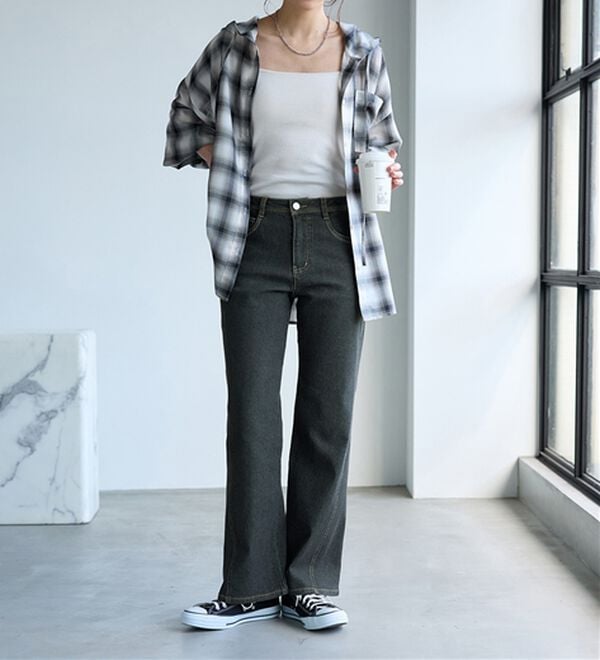 BELLUNA（ベルーナ）の「細見せ！セミフレアーデニムパンツ（フルレングスパンツ）」｜詳細画像