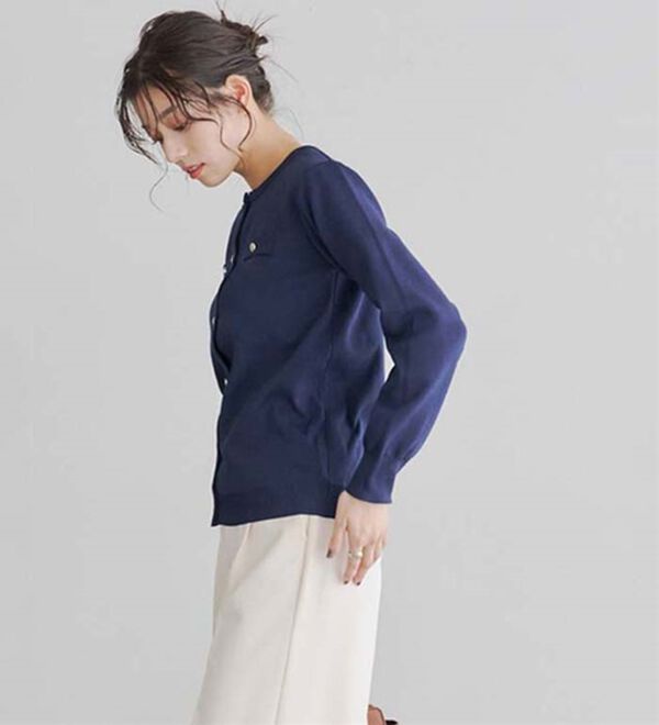 Pierrot（ピエロ）の「上品見えスポンジニットゴールドボタンカーディガン（ニットカーディガン）」｜詳細画像