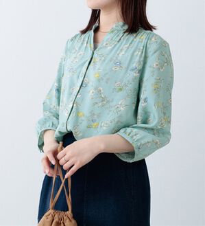 BELLUNA（ベルーナ）の「ギャザー使いレーヨンプリントブラウス（ブラウス）」｜花柄&times;グリーン