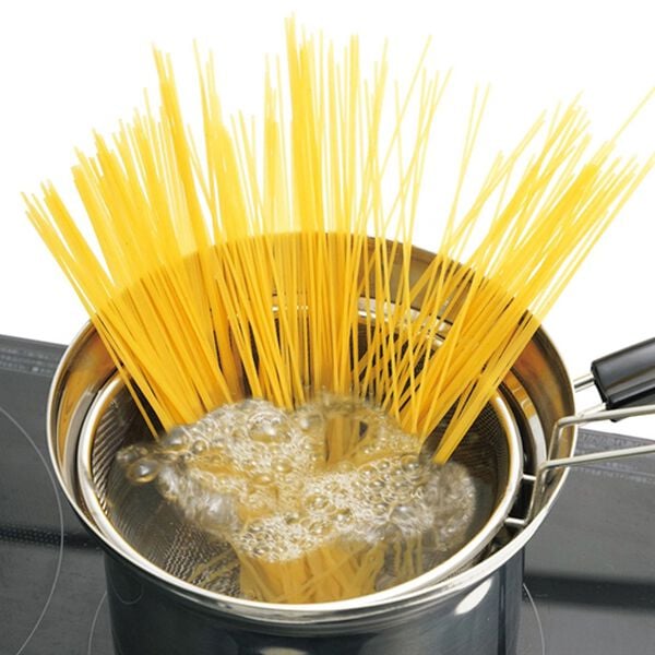 「ふきこぼれにくいザル付深型片手鍋　万能トング付（鍋・フライパン）」｜詳細画像