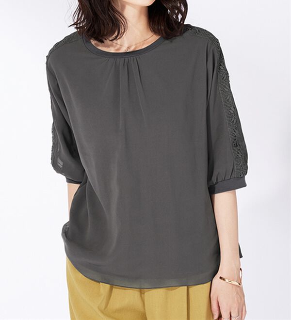 BELLUNA（ベルーナ）の「花柄レースシフォン重ねプルオーバー（カットソー）」｜チャコール