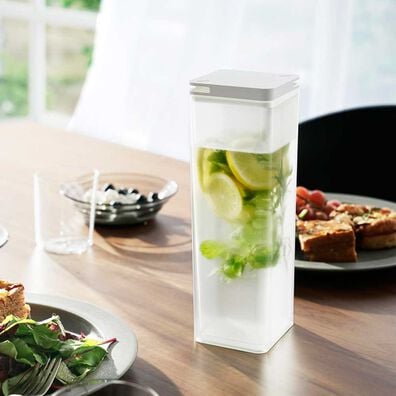 iellio（イエリオ）の「タワー　水はね防止フィルター付両方から注げる冷水筒＜ｔｏｗｅｒ山崎実業＞（その他キッチン用品）」