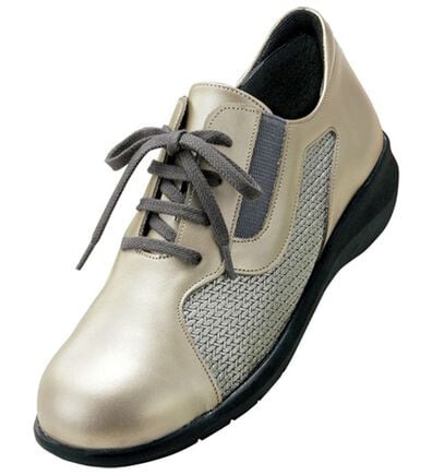 BELLUNA（ベルーナ）の「４Ｅ牛革滑りにくい軽量シューズ（スニーカー）」