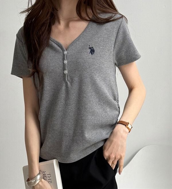 GeeRA（ジーラ）の「【ＵＳ．ＰＯＬＯ．ＡＳＳＮ】接触冷感Vネックヘンリーリブカットソー（カットソー）」｜詳細画像