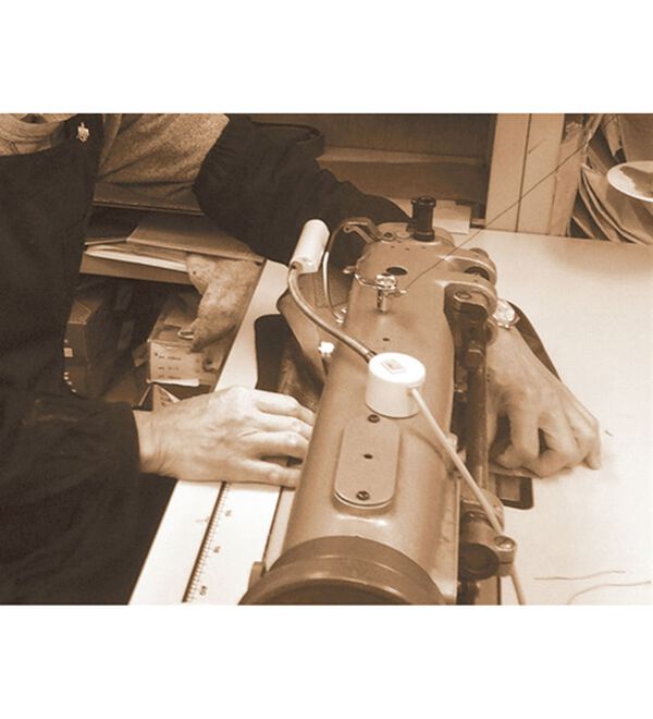 「＜日本製＞姫路レザースマホポケット付ショルダー（メンズショルダーバッグ）」｜詳細画像