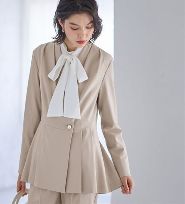 GeeRA（ジーラ）の「【２点セット】パールボタンペプラムプリーツテーパードセットアップ（パンツスーツ）」｜詳細画像