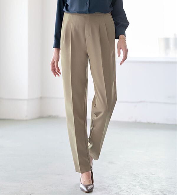 BELLUNA（ベルーナ）の「すっきり美脚タックテーパードパンツ（フルレングスパンツ）」｜モカ