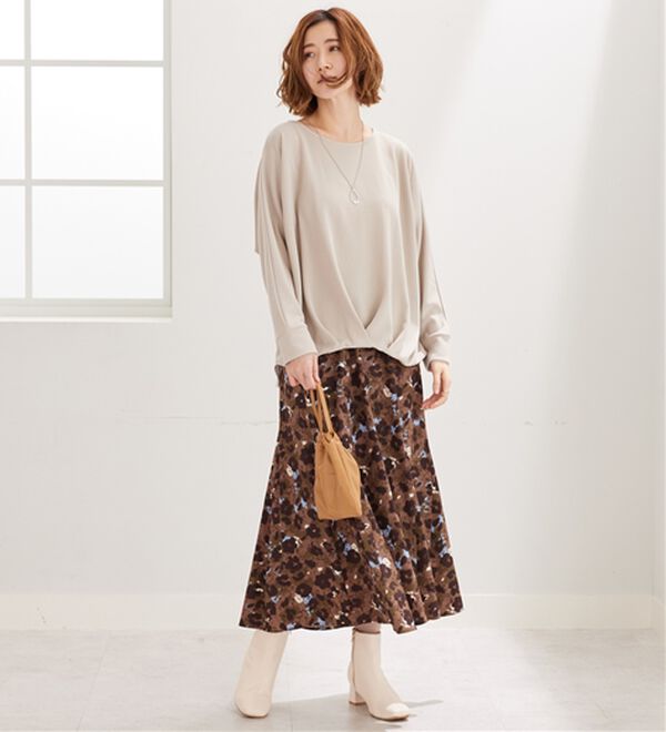 BELLUNA（ベルーナ）の「【新色追加】【2点セット】ネックレス付裾タックデザインプルオーバー（カットソー）」｜詳細画像