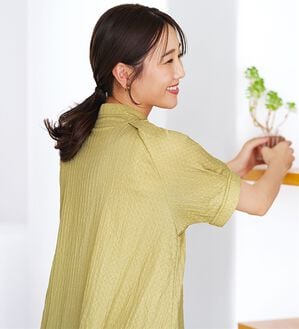 BELLUNA（ベルーナ）の「羽織れる！ポコポコ素材ストレッチシャツ（ブラウス）」｜イエロー