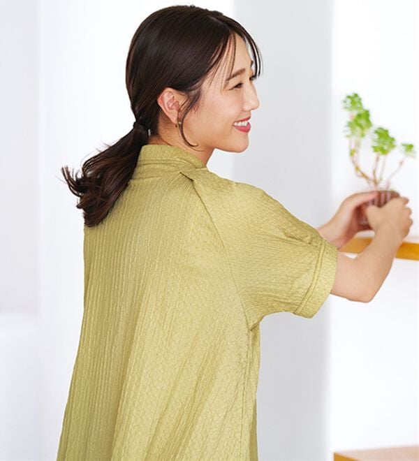 BELLUNA（ベルーナ）の「羽織れる！ポコポコ素材ストレッチシャツ（ブラウス）」｜イエロー