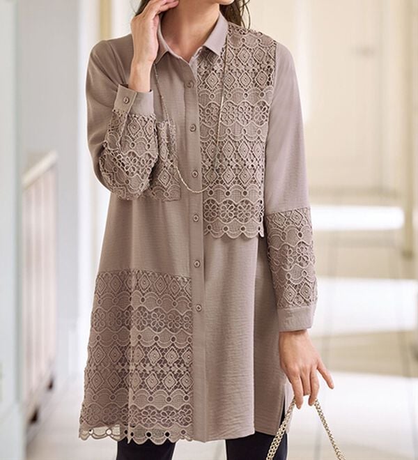 BELLUNA（ベルーナ）の「ケミカルレース使い切替デザインブラウス（チュニック）」｜詳細画像