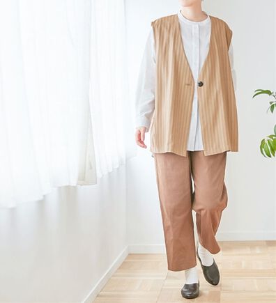 Viola e Viola（ヴィオラ エ ヴィオラ）の「ピーチ素材ストライプ柄ノーカラージレ（ジレ）」