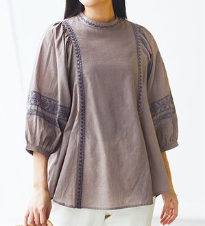 BELLUNA（ベルーナ）の「綿１００％インド刺しゅうハイネックブラウス（ブラウス）」｜モカ