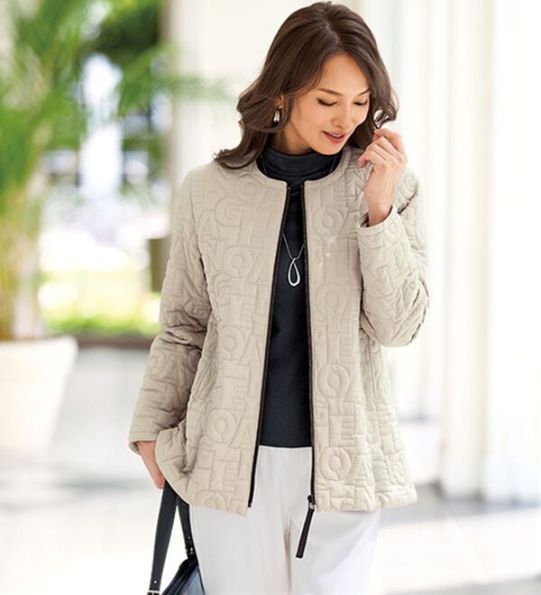 BELLUNA（ベルーナ）の「《軽くて暖かい！》英字キルト中わたデザインジャケット（ハーフコート）」｜ベージュ