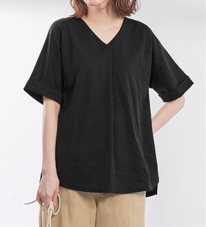 Viola e Viola（ヴィオラ エ ヴィオラ）の「【４つの機能付】ひんやり！すっきりＶネックＴシャツブラウス（カットソー）」｜ブラック