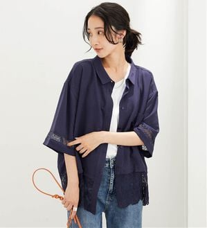 BELLUNA（ベルーナ）の「袖＆裾レースデザインブラウス（ブラウス）」｜ネイビー