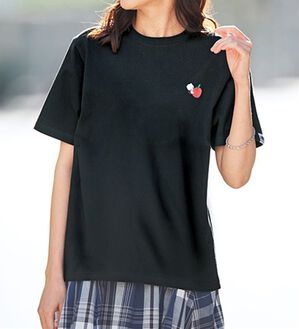 BELLUNA（ベルーナ）の「＜べるーにゃ&times;フルーツオブザルーム＞綿１００％素材プリントＴシャツ（Tシャツ）」｜黒
