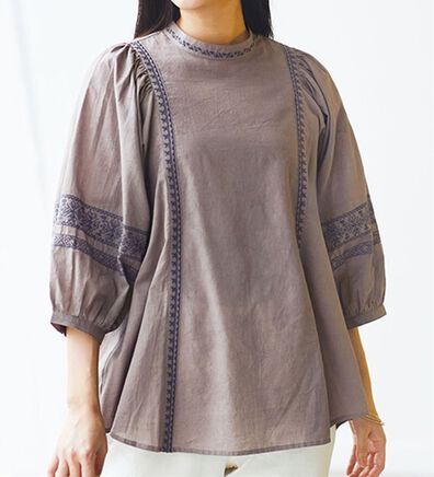 BELLUNA（ベルーナ）の「綿１００％インド刺しゅうハイネックブラウス（ブラウス）」