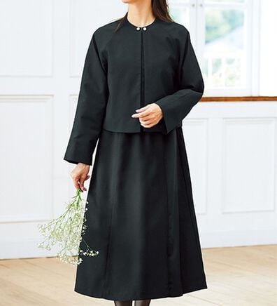 BELLUNA（ベルーナ）の「洗える！ケープ風ジャケットワンピースアンサンブル（ブラックフォーマル（喪服・礼服））」