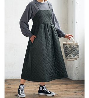 BELLUNA（ベルーナ）の「中わたキルトキャミワンピース（ジャンパースカート）」｜黒