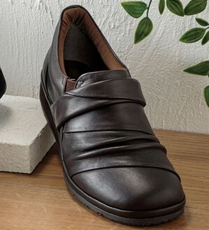 BELLUNA（ベルーナ）の「４Ｅ牛革シャーリングシューズ（スリッポン）」｜ダークブラウン