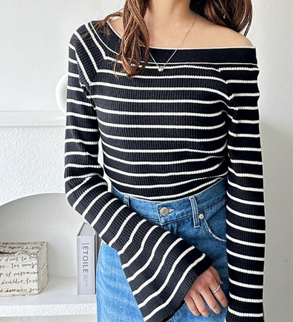 GeeRA（ジーラ）の「バレエネックフレアスリーブニット（ニット・セーター）」｜ブラック／オフホワイトボーダー