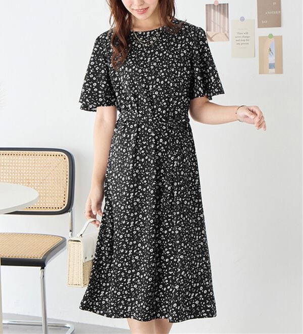 alotta（アロッタ）の「【4つの機能付】ひんやりフレア袖ベルト付ゆるワンピース（カットソーワンピース）」｜ブラック系花柄