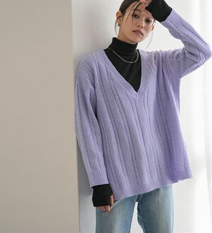 Pierrot（ピエロ）の「ケーブル柄深Ｖネックニット（ニット・セーター）」｜ラベンダー